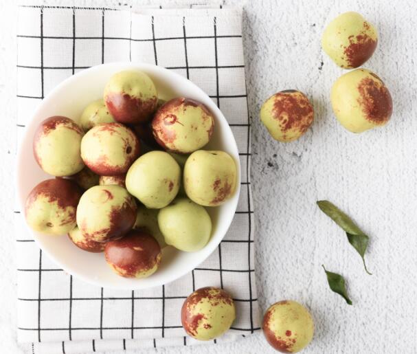 已婚女人梦见枣树摘枣吃是什么意思 梦见枣树摘枣吃预兆什么